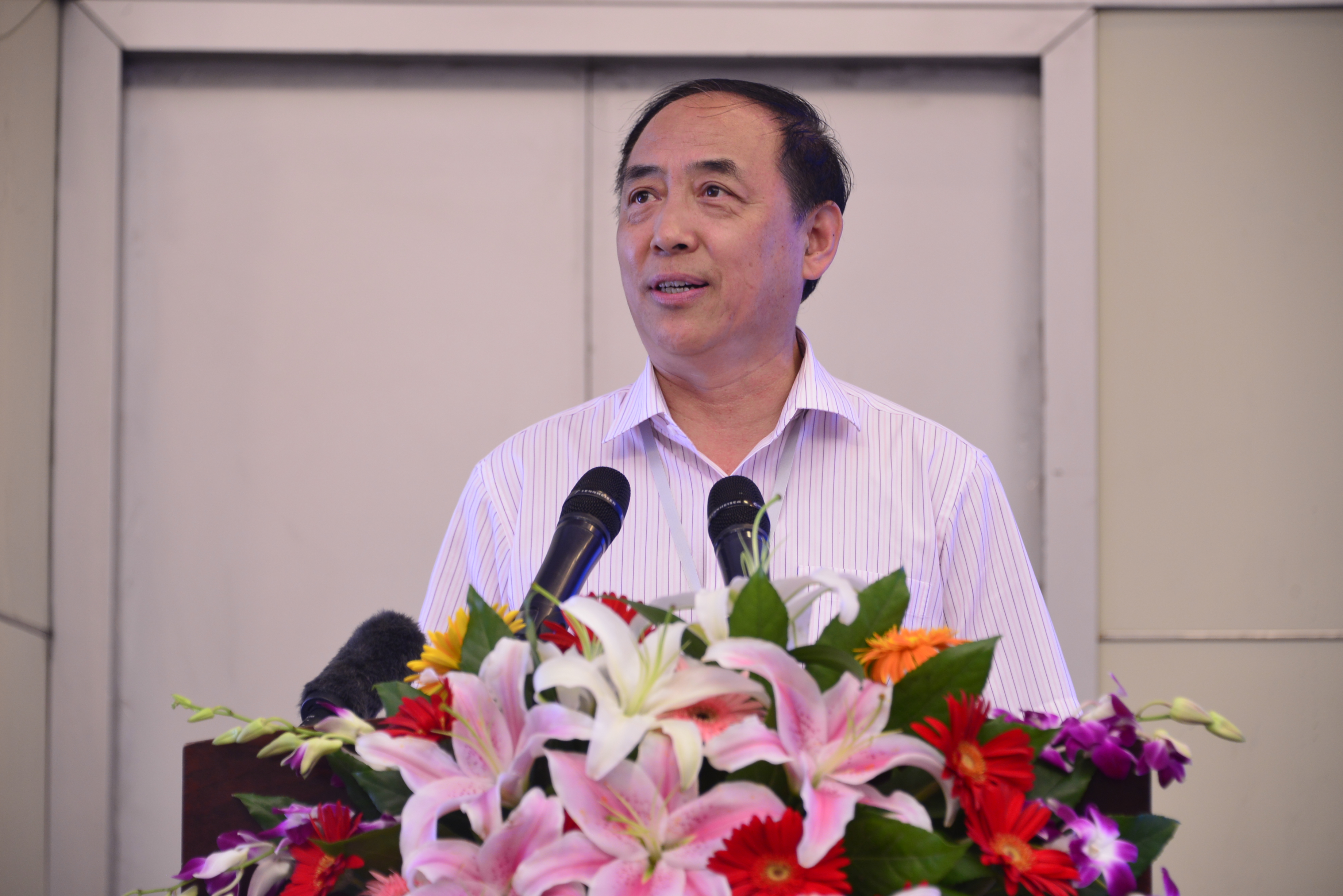 鹤岗市副市长谢殿才与我校党委常委,副校长陈凯云分别代表鹤岗市和