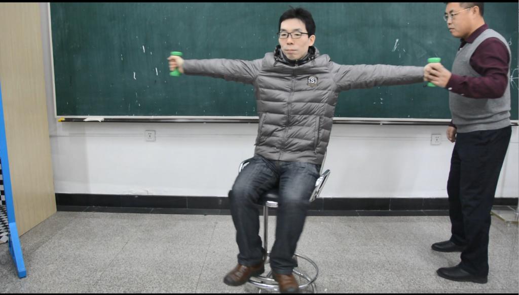 课程组教师辅助完成如可夫斯基凳的实验融入神州十三号返回地球的课程